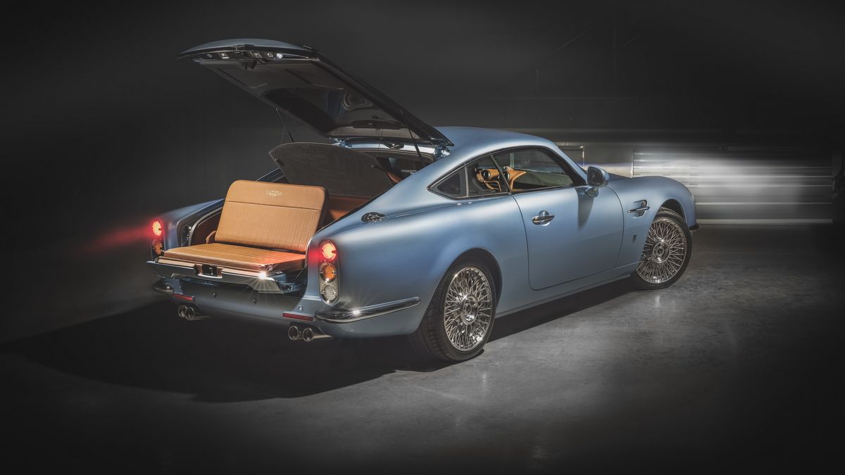 Ławka i barek to rzadkie wyposażenie w autach typu GT.