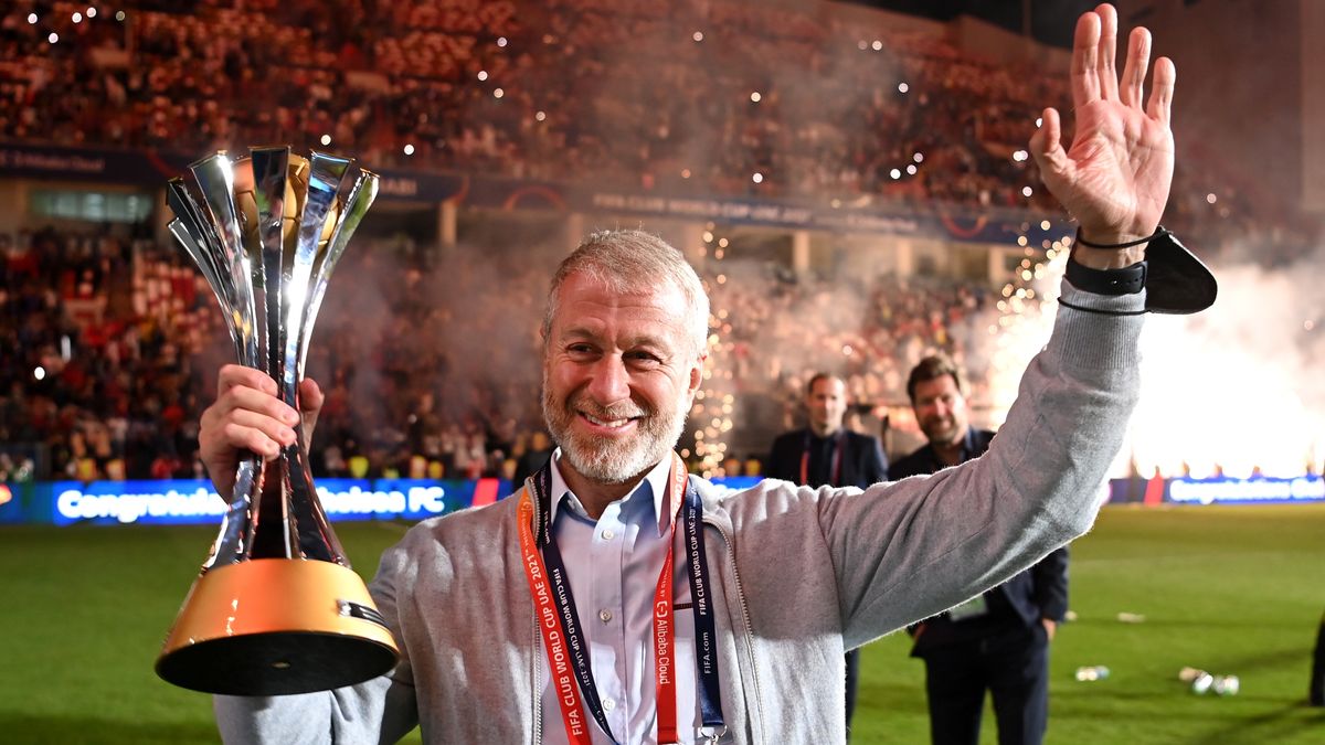 ABU DHABI, UNITED ARAB EMIRATES - FEBRUARY 12: Roman Abramovich, Owner of Chelsea celebrates with The FIFA Club World Cup trophy following their side's victory during the FIFA Club World Cup UAE 2021 Final match between Chelsea and Palmeiras at Mohammed Bin Zayed Stadium on February 12, 2022 in Abu Dhabi, United Arab Emirates. (Photo by Michael Regan - FIFA/FIFA via Getty Images)
