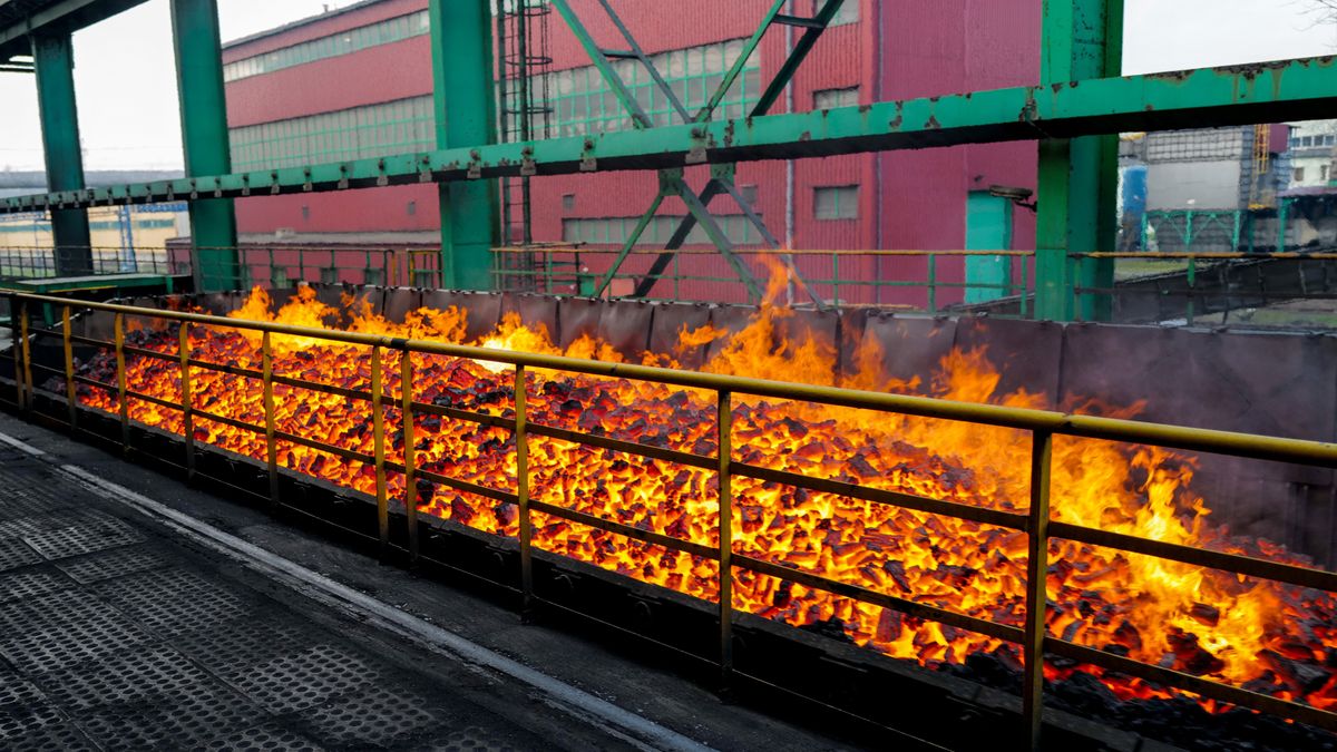 P�on�cy koks
Andrzej Grygiel
dawna, ilustracja ilustracje, Jastrz�bska Sp�ka W�glowa, koks, koksownia, koksu, ogie�, produkcja, zak�ad, Zak�ady JSW Koks