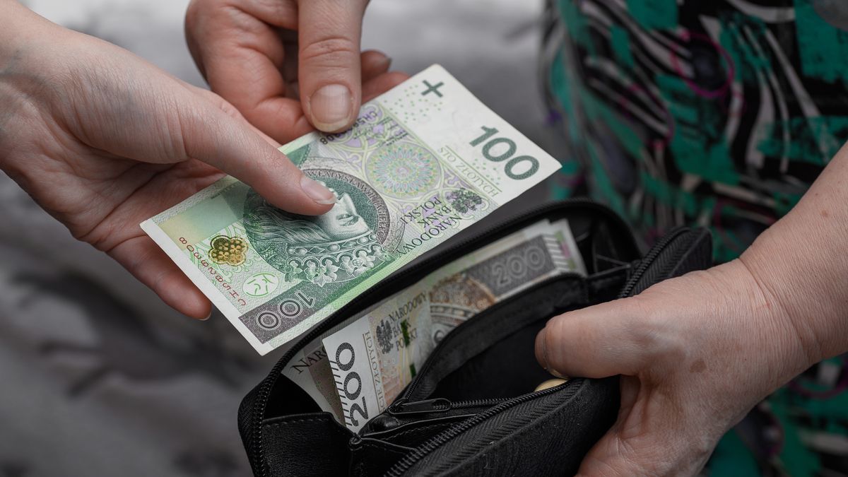 Pracowała 40 lat i przeszła na emeryturę. Tyle wypłaci ZUS