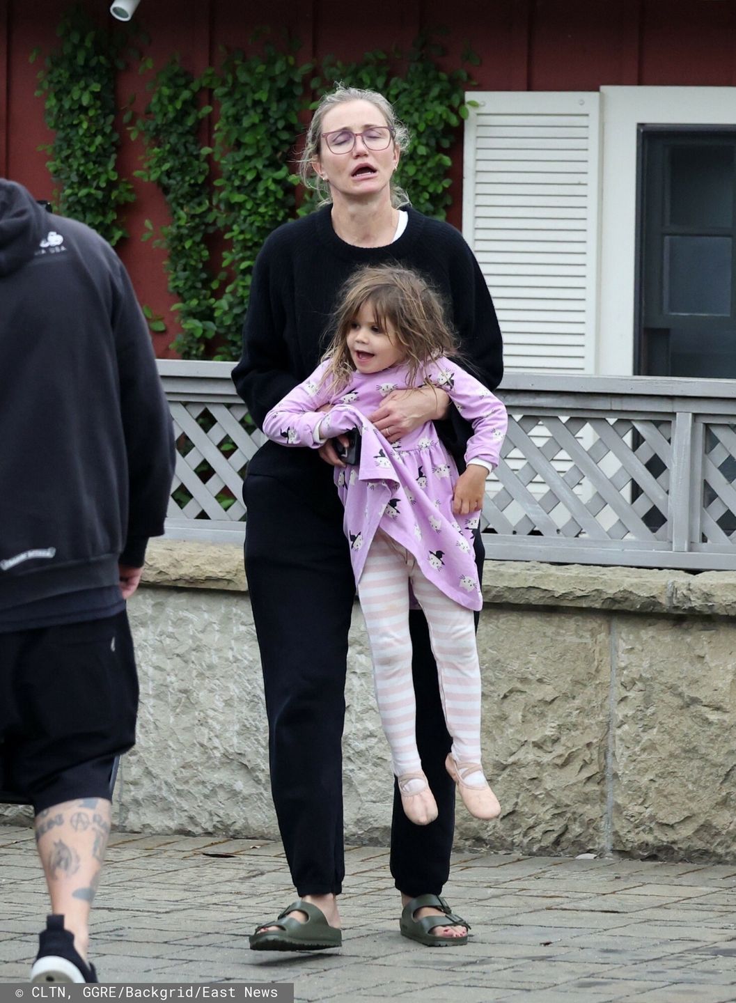 Cameron Diaz z c�rk? i m??emSanta Barbara, CA  - *EXCLUSIVE*  - Cameron was dressed down as she showed daughter Raddix the fragrant flowers as they left the Pharmacy cafe in Santa Barbara, CA.

Pictured: Cameron Diaz

BACKGRID USA 28 SEPTEMBER 2024 

USA: +1 310 798 9111 / usasales@backgrid.com

UK: +44 208 344 2007 / uksales@backgrid.com

*UK Clients - Pictures Containing Children
Please Pixelate Face Prior To Publication*CLTN, GGRE