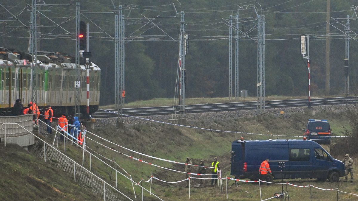 Detonacja na torach. Media: ustalono, kto kupił karty SIM