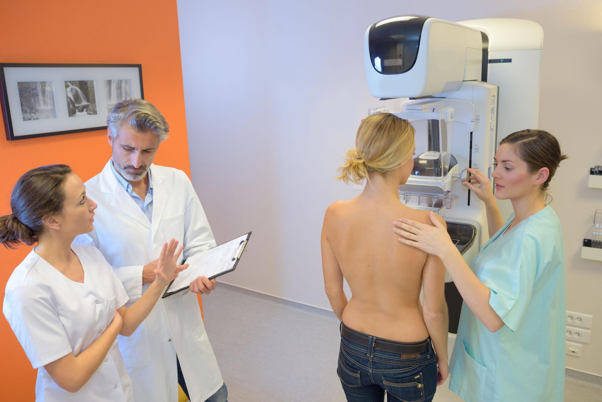 W programach profilaktycznych mówi się o mammografii, a nie o USG piersi. Każde badanie ma inne zastosowanie