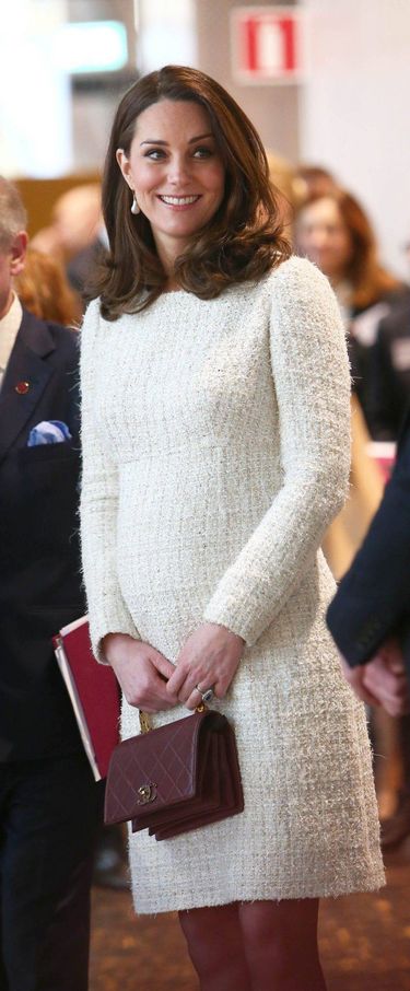 Księżna Kate w Szwecji pokazała ciążowy brzuszek w białej sukience Alexander McQueen