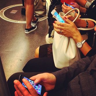 Cała prawda o roamingu. Operatorzy tracą miliony, bo klienci za granicą rozmawiają bez zahamowań