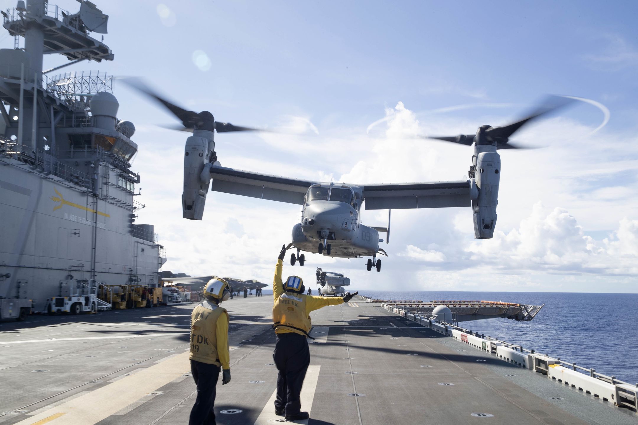 MV-22 Osprey startuje z okrętu desantowego USS Trypolis (2022)