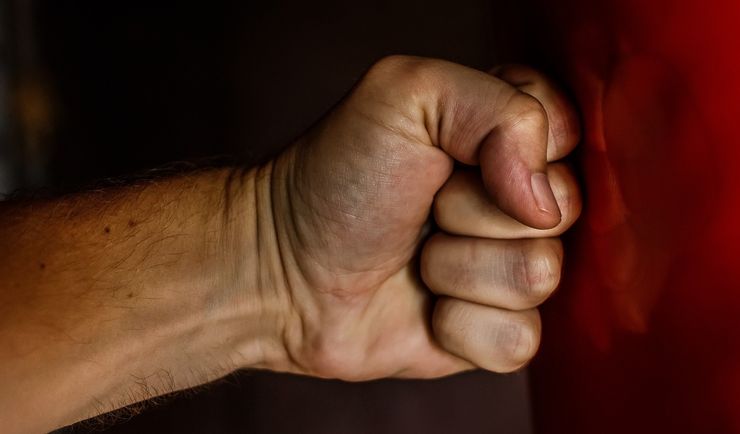 Śląskie. Dramat w Żorach. Nieskuteczny zakaz zbliżania. Mężczyzna brutalnie pobił partnerkę