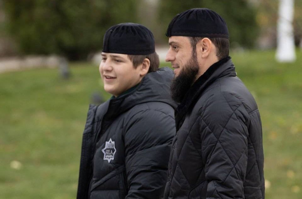 Kolejna nagroda dla syna Kadyrowa. Zasłynął z bicia oskarżonego