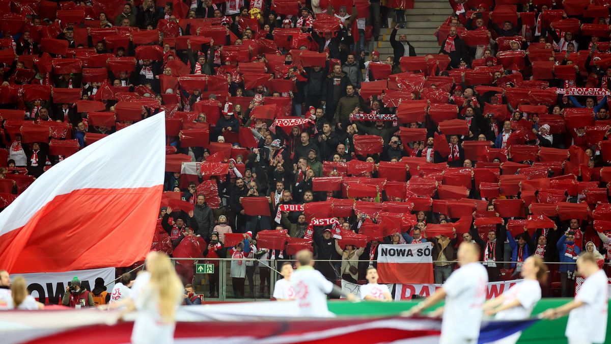 Kibice reprezentacji Polski podczas hymnu przed meczem z Węgrami