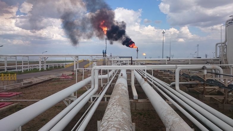 Ceny ropy naftowej spadają. Efekt decyzji OPEC+ oraz stanu chińskiej gospodarki