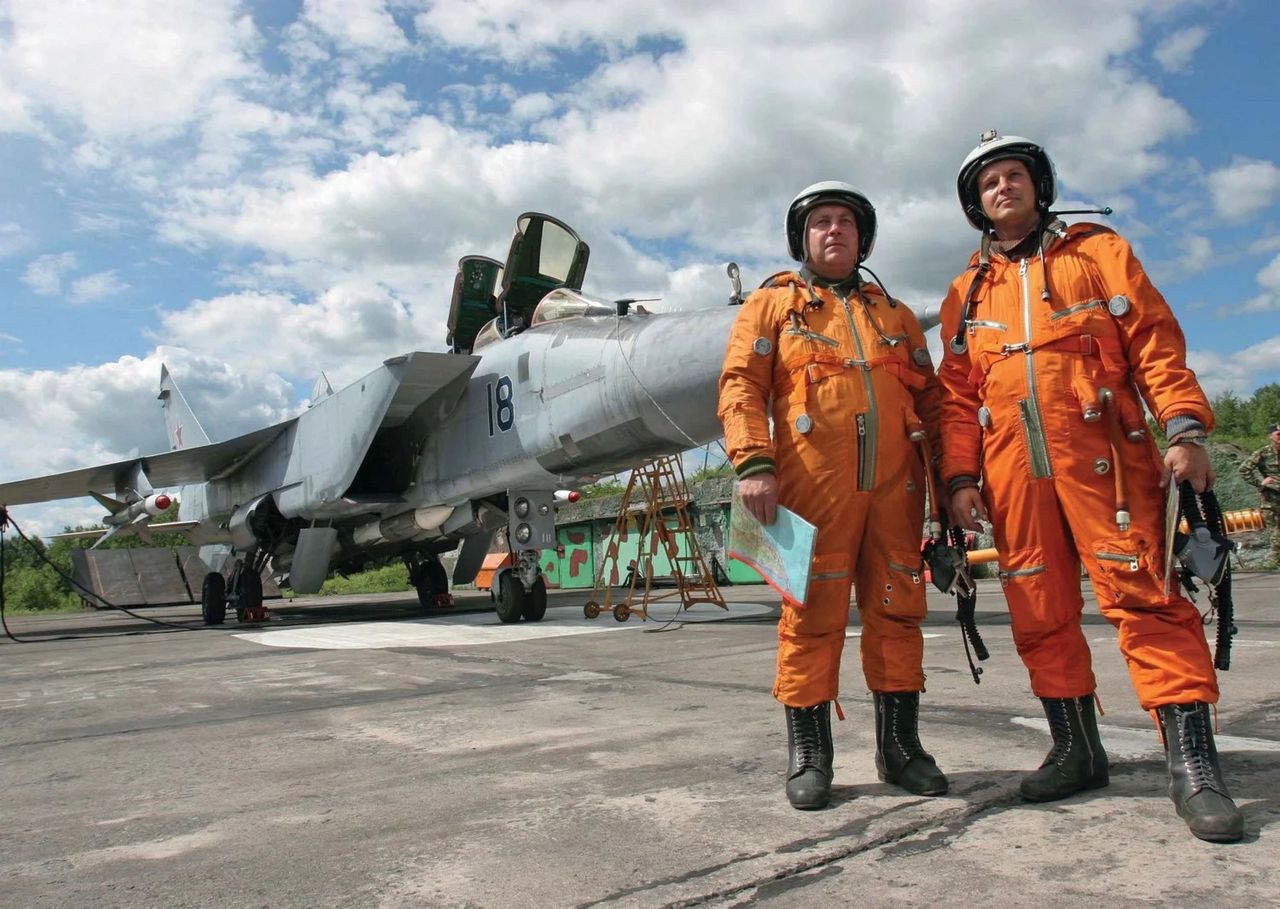 Piloci rosyjskiego MiG-a 31 w kontrastowych strojach, ułatwiających misje ratunkowe