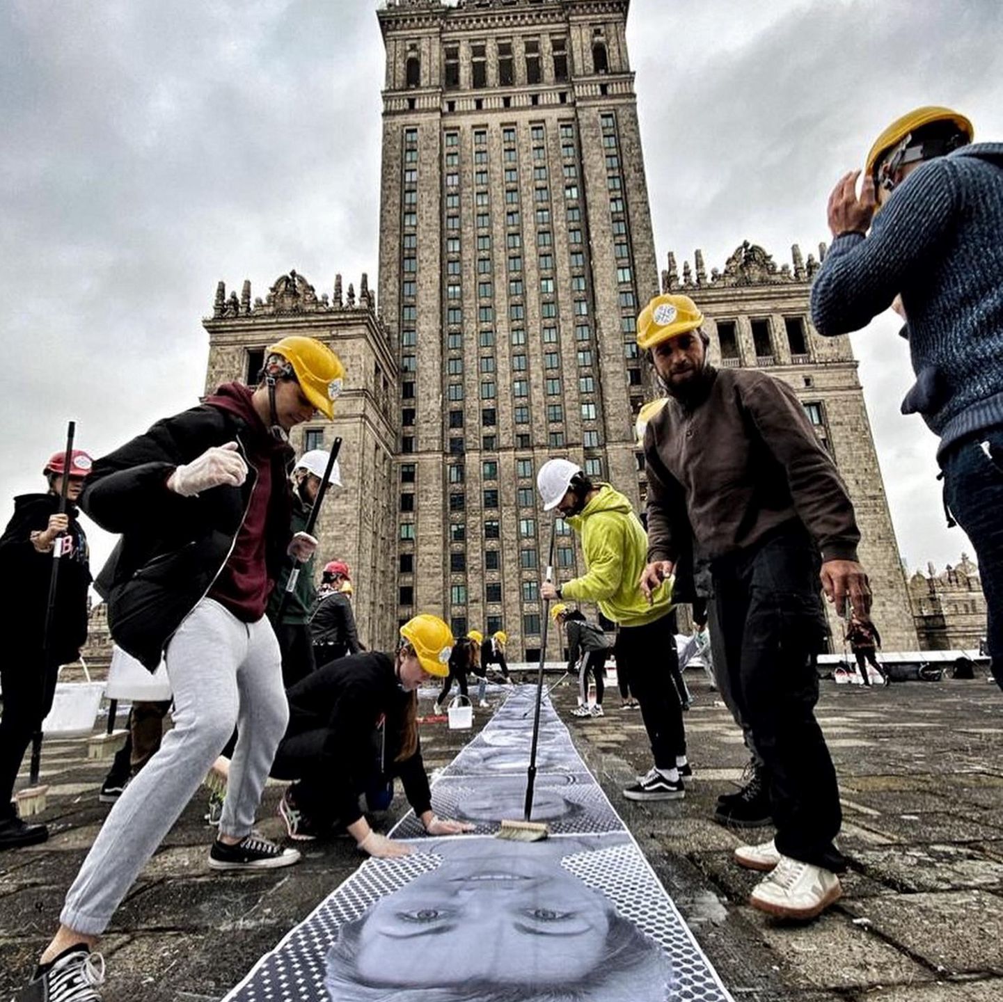 Warszawa. Przyklejanie zdjęć przy PKiN