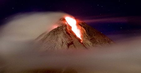 Erupcja wulkanu Merapi w Indonezji