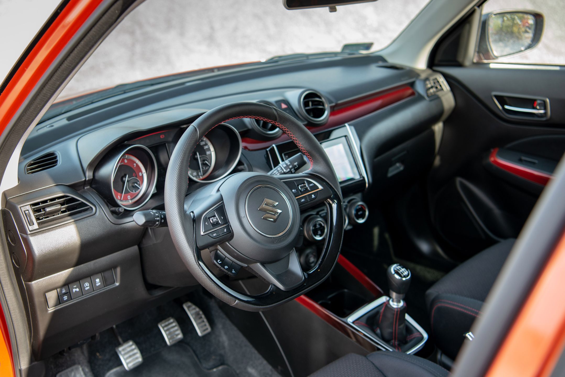 W środku Suzuki Swift Sport praktycznie się nie zmienił
