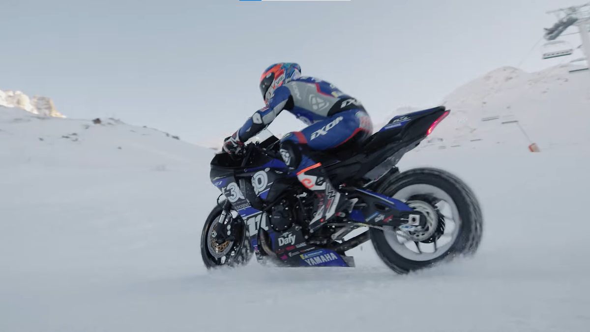 Yamaha R1 i Hugo Clere na śniegu.