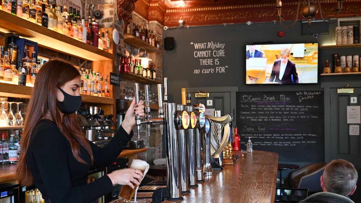 Koronawirus. Decyzja rządu Nicoli Sturgeon (widocznej na ekranie) uderzy w restauracje, puby i bary w Szkocji.