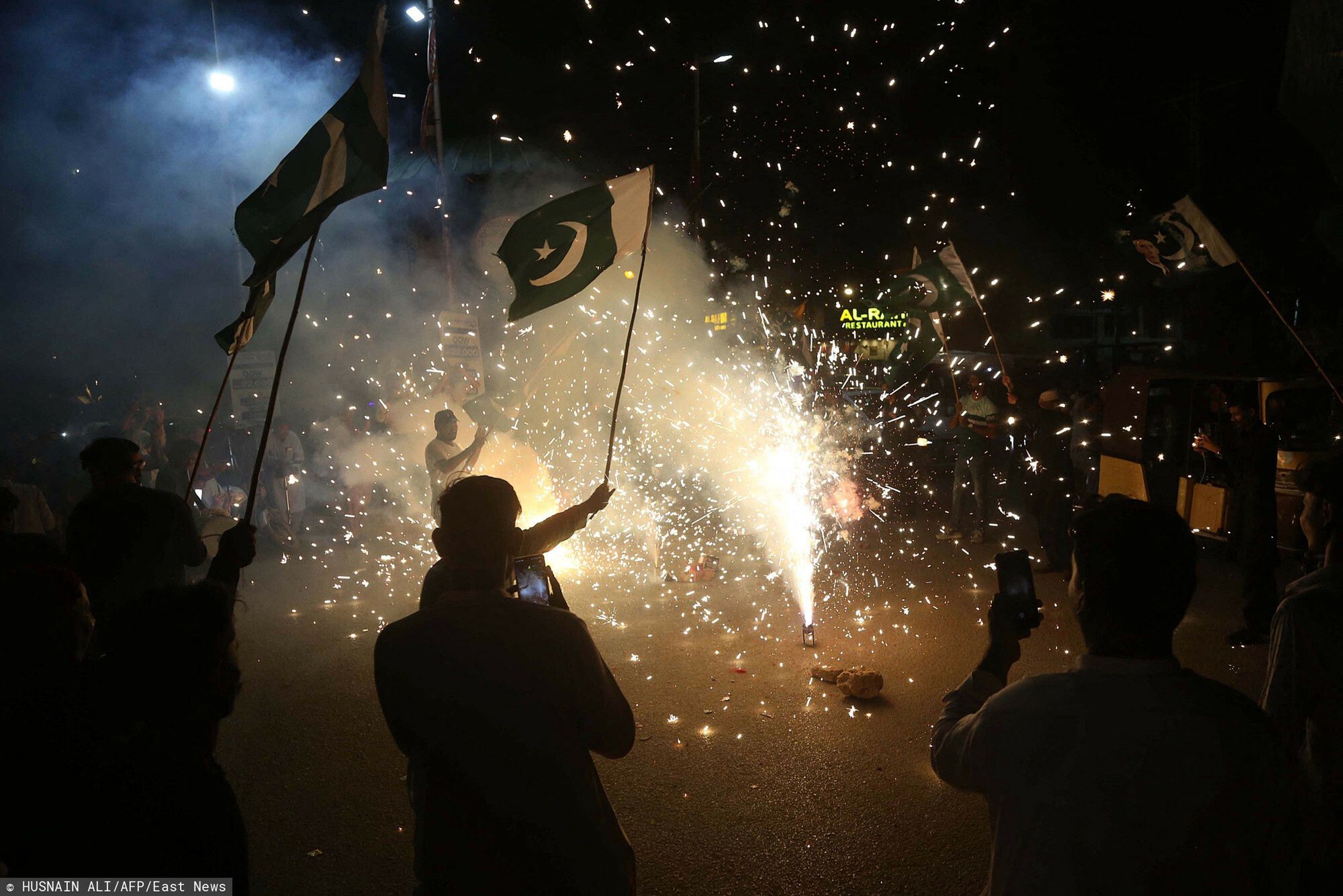 Pakistan świętujący zawieszenie ognia z Indiami