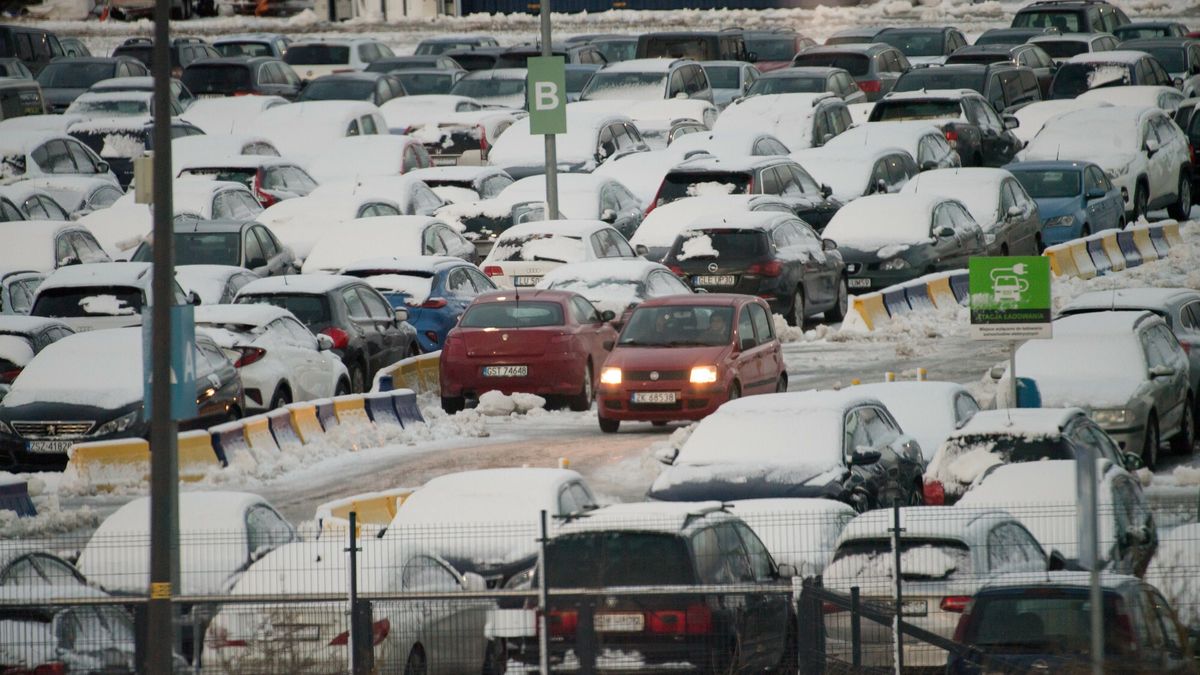 Pasażerowie po wylądowaniu utknęli na nieodśnieżonym parkingu