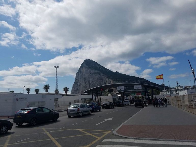 Przejście graniczne między Hiszpanią a Gibraltarem. Kolejki są, ale do tych sprzed kilku miesięcy jeszcze daleko (fot. Przemysław Zabielski)