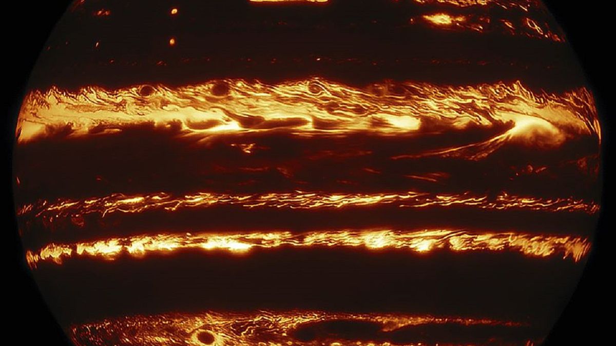 Naukowcy połączyli tysiące zdjęć Jowisza i złożyli je w jedno. 