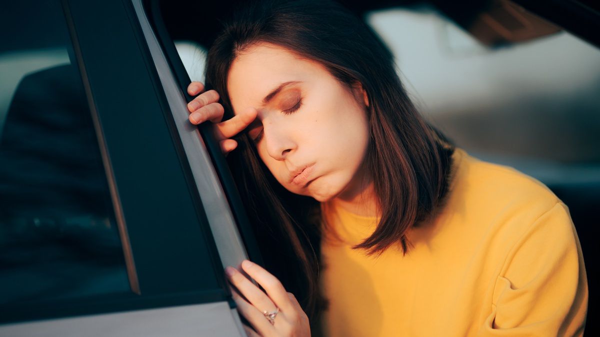 Kobieta, która źle się czuje po podróży samochodem