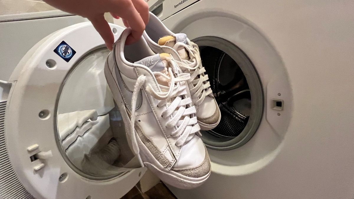 Podpowiadamy, jak prać buty w pralce.