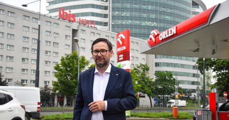 Podwyżki cen paliw wstrzymane. Orlen gra dla PiS?