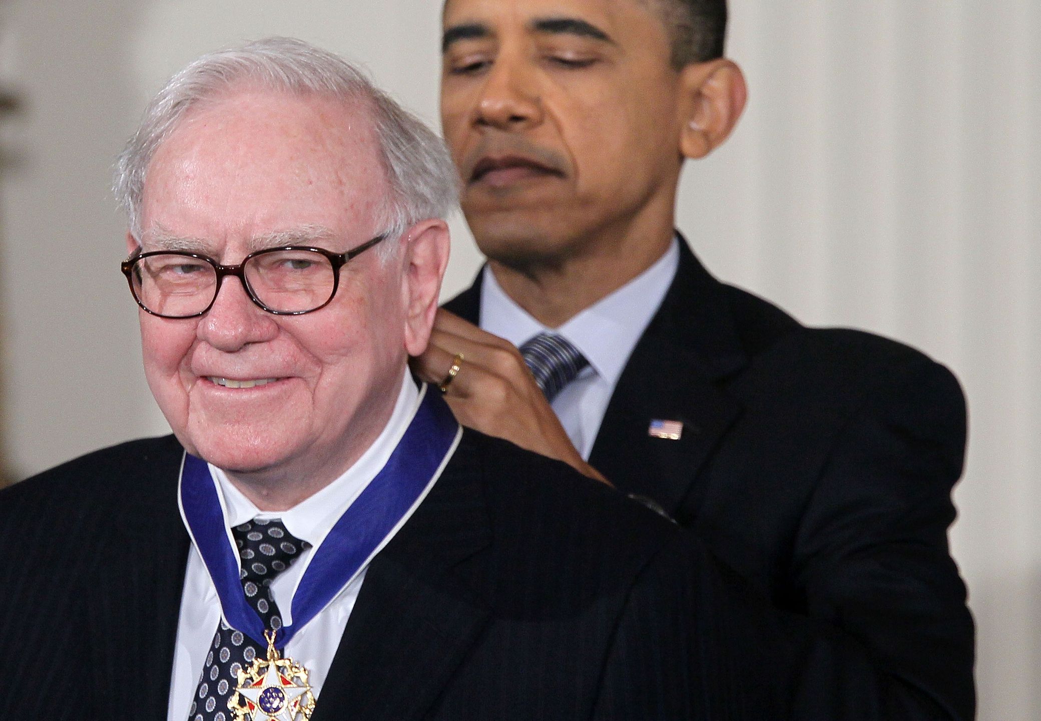 Warren Buffett to jeden z najbardziej uznanych inwestorów na świecie, filantrop, który postanowił, że odda znaczną część swojego majątku na cele charytatywne. Na zdjęciu z 15 lutego 2011 r. prezydent USA Barack Obama honoruje Warrena Buffeta Medalem Wolności 2010. Jest to "najwyższe cywilne odznaczenie przyznawane osobom, które w szczególny sposób przysłużyły się dla bezpieczeństwa lub interesów Stanów Zjednoczonych, dla pokoju na świecie, kultury lub innych znaczących przedsięwzięć publicznych lub prywatnych"