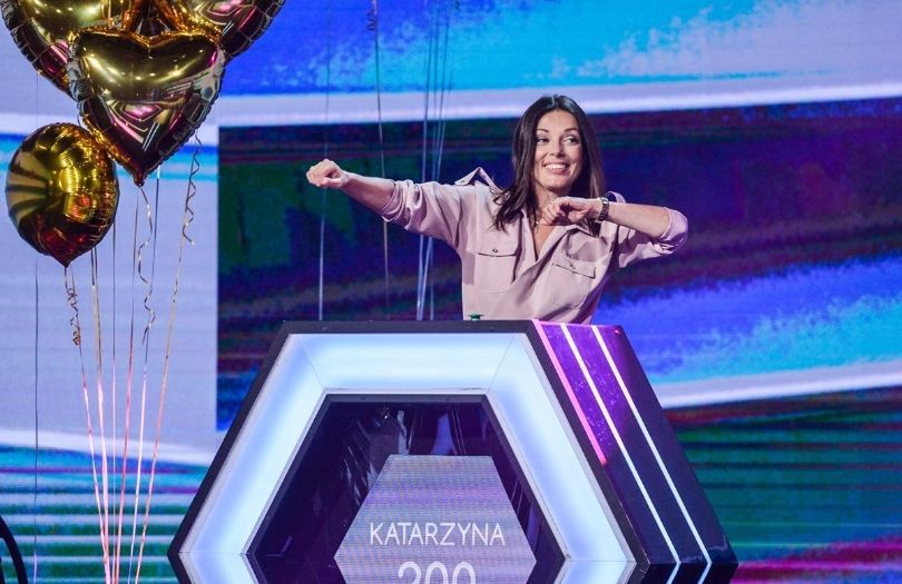 Katarzyna Glinka rozprawia nad swoją figurą pod zdjęciem z sesji sprzed lat