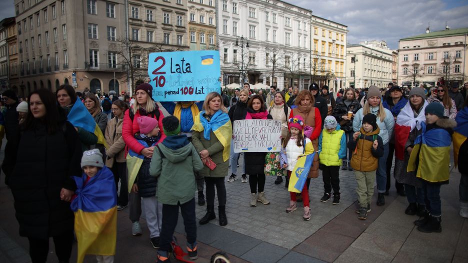 Kraków, 24.02.2024. Marsz "Razem do zwycięstwa" na ulicach Krakowa, 24 bm. w drugą rocznicę agresji rosyjskiej na Ukrainę. Mija 10 lat od napaści Rosji na Ukrainę oraz dwa lata od pełnowymiarowej wojny. (ad) PAP/Łukasz Gągulski