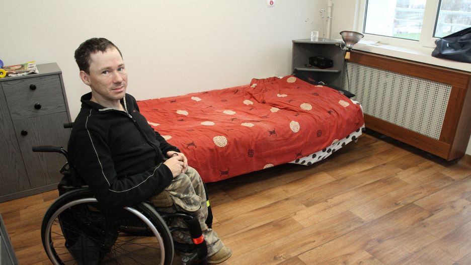 Niepelnosprawny Piotr Szatkowski dostal wymarzone mieszkanie aktywizujace w Domu Pomocy Spolecznej imienia Jana Pawla II w Kielcach