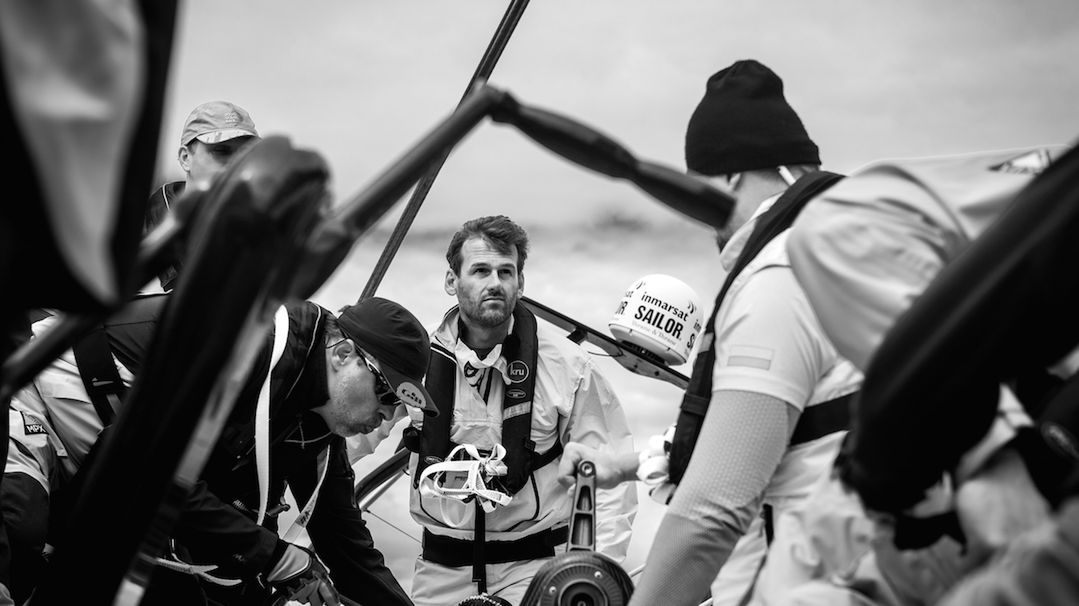 Mateusz Kusznierewicz za sterem jachtu VO70 podczas regat Rolex Fastnet Race 2017