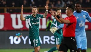 O piłkarzu Legii było głośno. Czekał 15 godzin