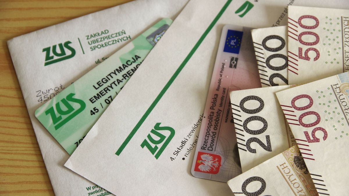 Stock Marek Bazak
PHOTO: ZOFIA I MAREK BAZAK / EAST NEWS   N/z  Pismo z ZUS-u, legitymacja emeryta, dowod osobisty i  banknoty o nominale 200 i 500 zl.
ZOFIA BAZAK