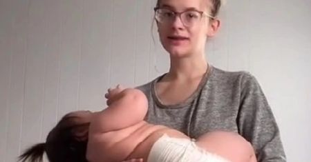 18-latka urodziła córeczkę. Dziewczynka ma 14 miesięcy i nosi ubranka dla trzylatki