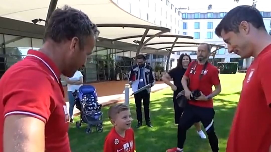 Twitter / Łączy Nas Piłka / Na zdjęciu: Robert Lewandowski spełnił marzenie 8-latka