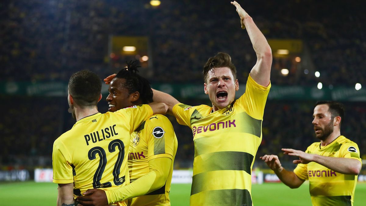 Zdjęcie okładkowe artykułu: Getty Images / Lars Baron / Na zdjęciu: piłkarze Borussii Dortmund (Łukasz Piszczek w środku z podniesionymi rękoma) 