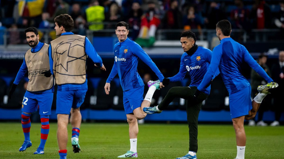 Getty Images / Mateusz Slodkowski / Na zdjęciu: rozgrzewka piłkarzy Barcelony