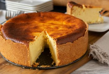 To najlepsza temperatura do pieczenia sernika. Nie opadnie i nie popęka