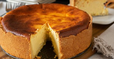 To najlepsza temperatura do pieczenia sernika. Nie opadnie i nie popęka