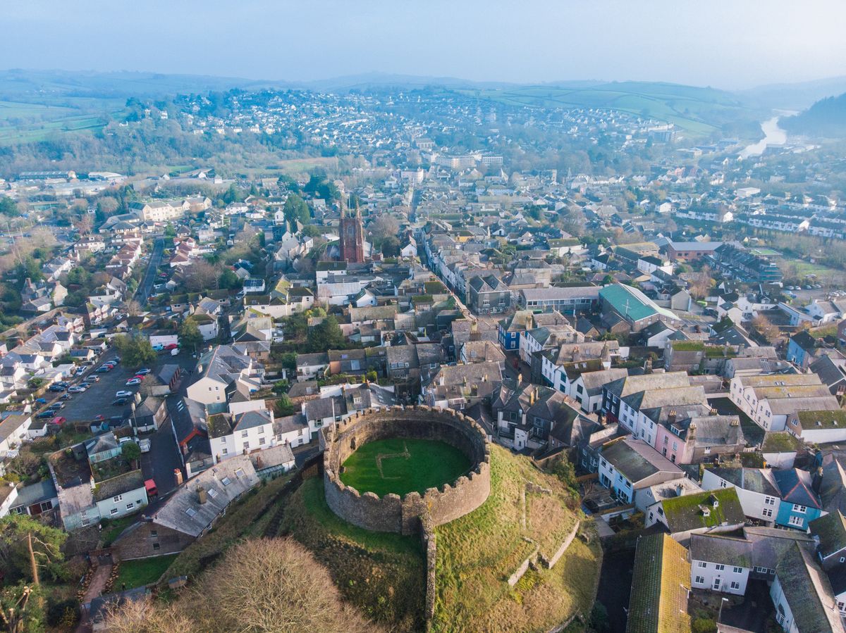 Totnes to miasto pełne wspaniałych zabytków pamiętających nawet XIV w.