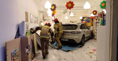 Z hamulca na gaz. Porsche wjechała w przeszkloną ścianę jednego ze żłobków w Lublinie.