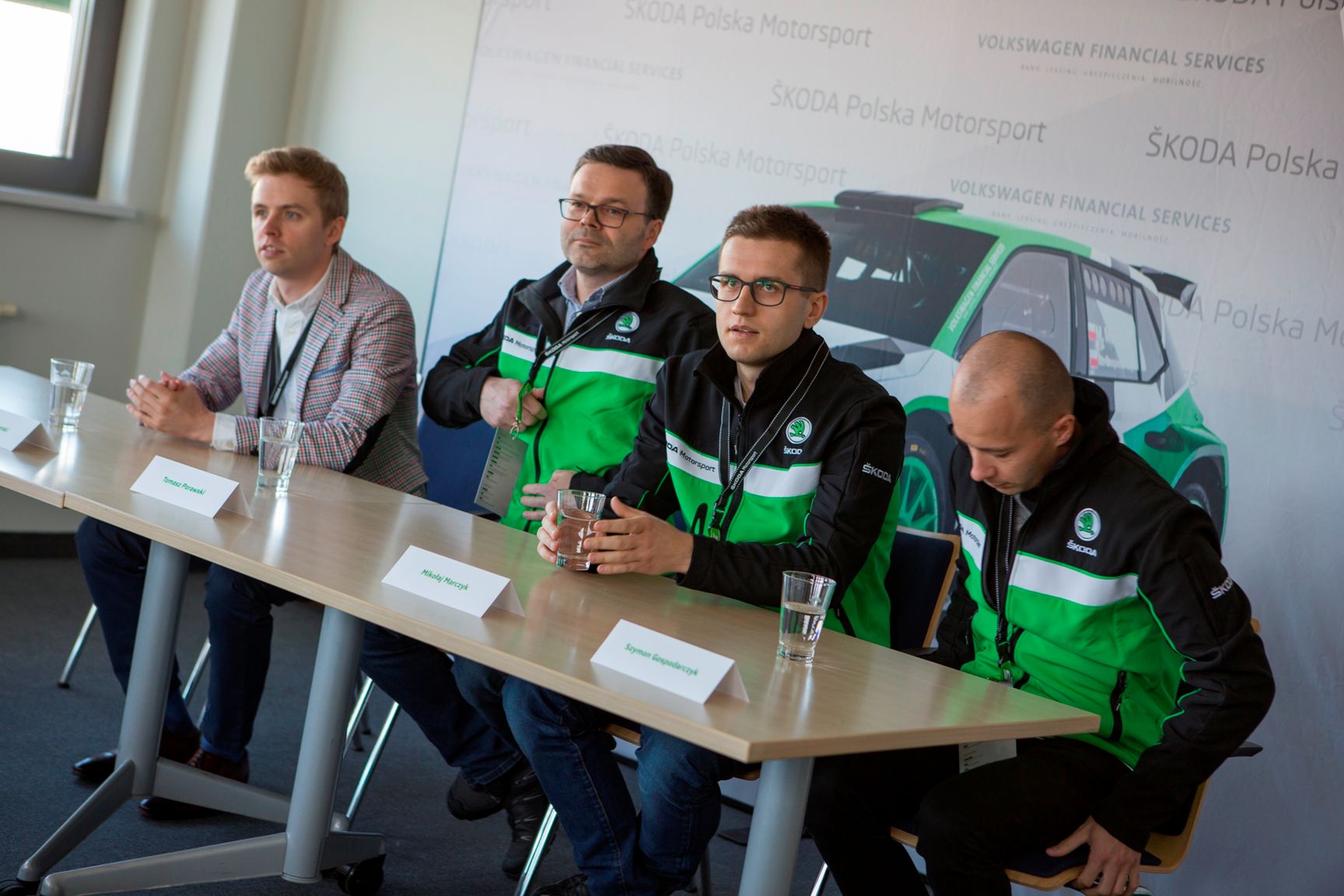Podczas oficjalnej konferencji prasowej. Od lewej Ziemowit Morski z Volkswagen Financial Servises, Tomasz Porawski, dyrektor marki Skoda, Mikołaj Marczyk, kierowca i pilot Szymon Gospodarczyk.