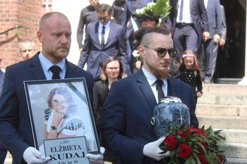 Parzno: Pogrzeb Elżbiety Kudaj. Tłumy pożegnały byłą dyrektor Publicznego Gimnazjum nr 3 w Bełchatowie