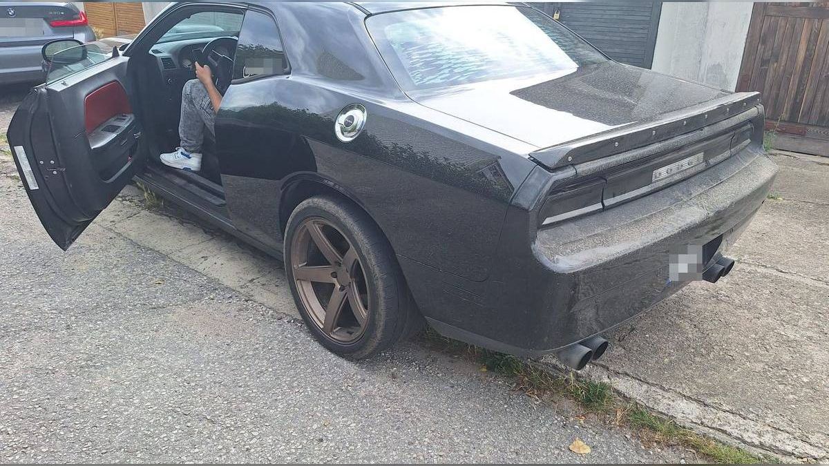 Kierowca dodge zatrzymany przez policjantów z drogówki do kontroli