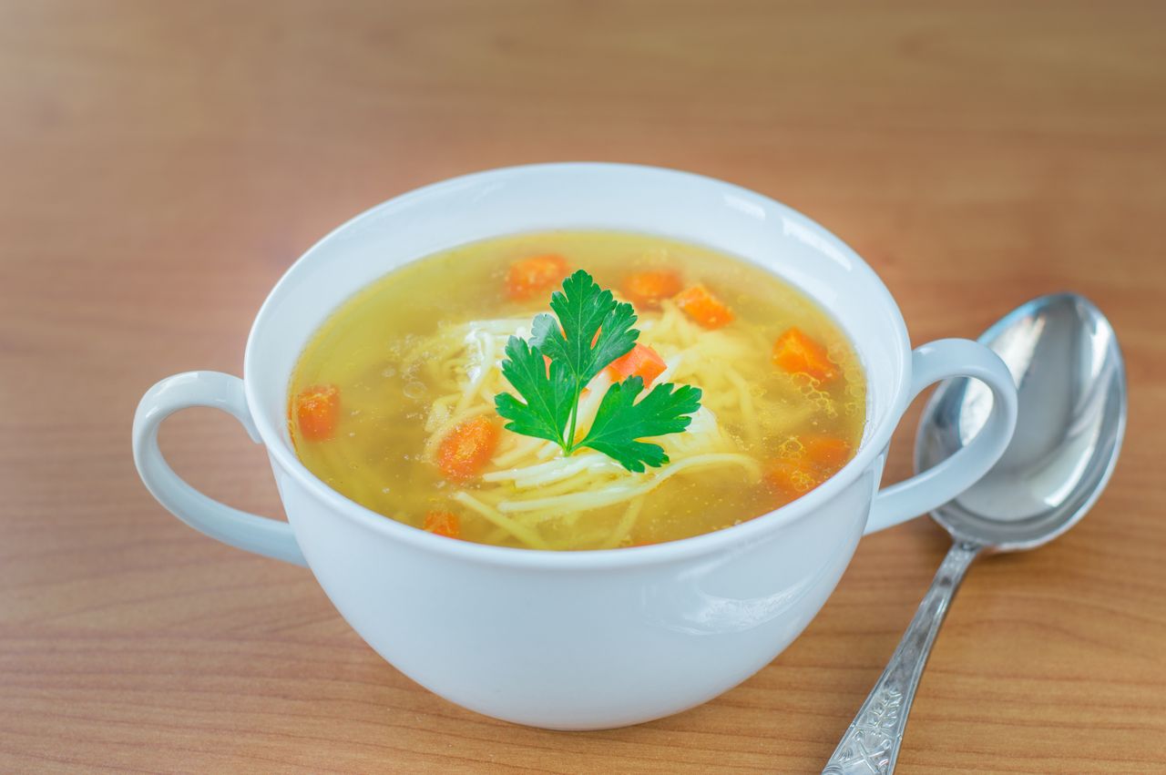 Rosół wyszedł mętny? Wyklarujesz go prostym sposobem