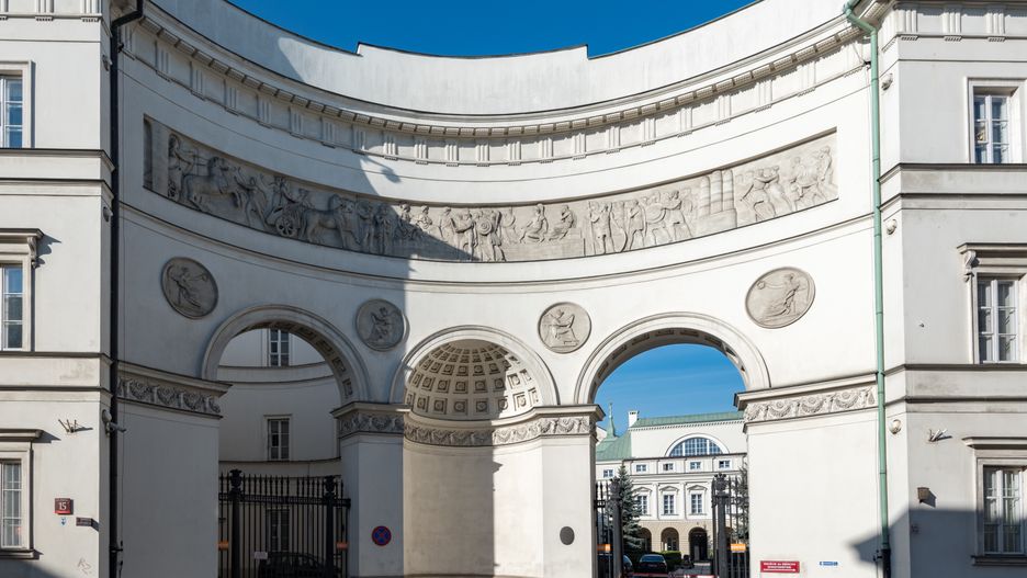 Warszawa. Namalowała błyskawicę na zabytkowym budynku ministerstwa. 26-latka oskarżona 