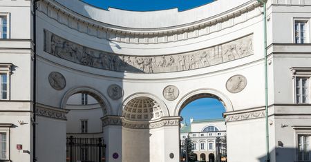 Warszawa. Namalowała błyskawicę na zabytkowym budynku ministerstwa. 26-latka oskarżona