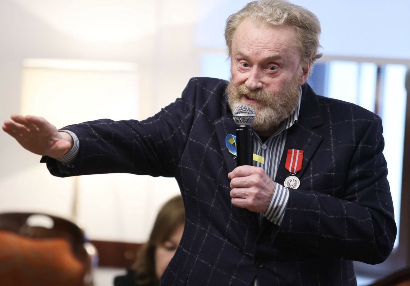 Daniel Olbrychski z odznaczeniem na piersi
