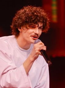 Pszona ogłasza nowe koncerty. Co słychać u młodego debiutanta?